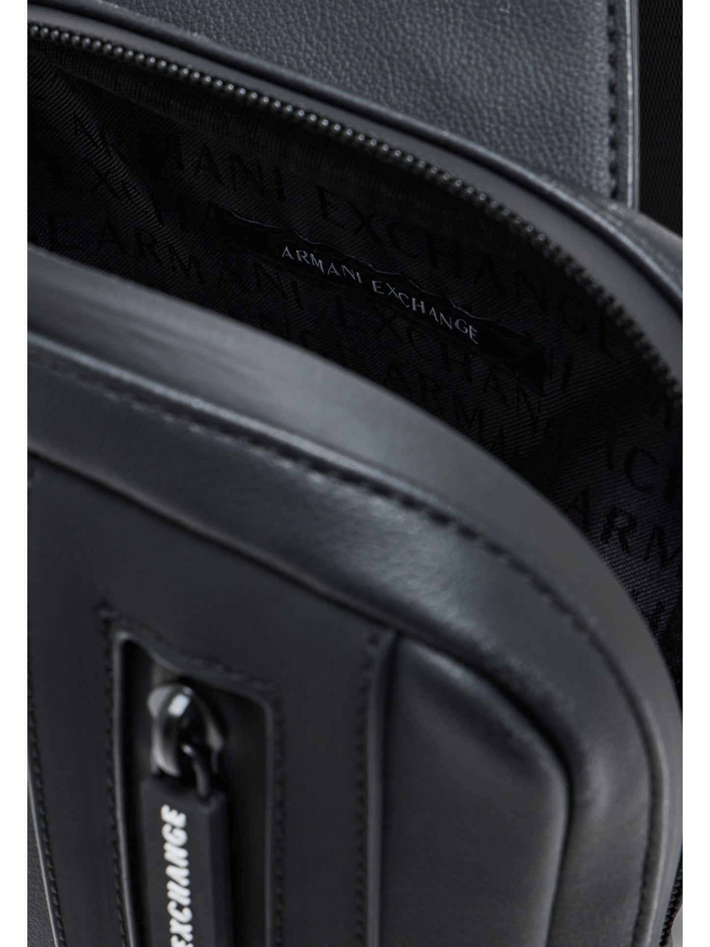 Armani Exchange · Чанта · Черен | DontMiss.bg