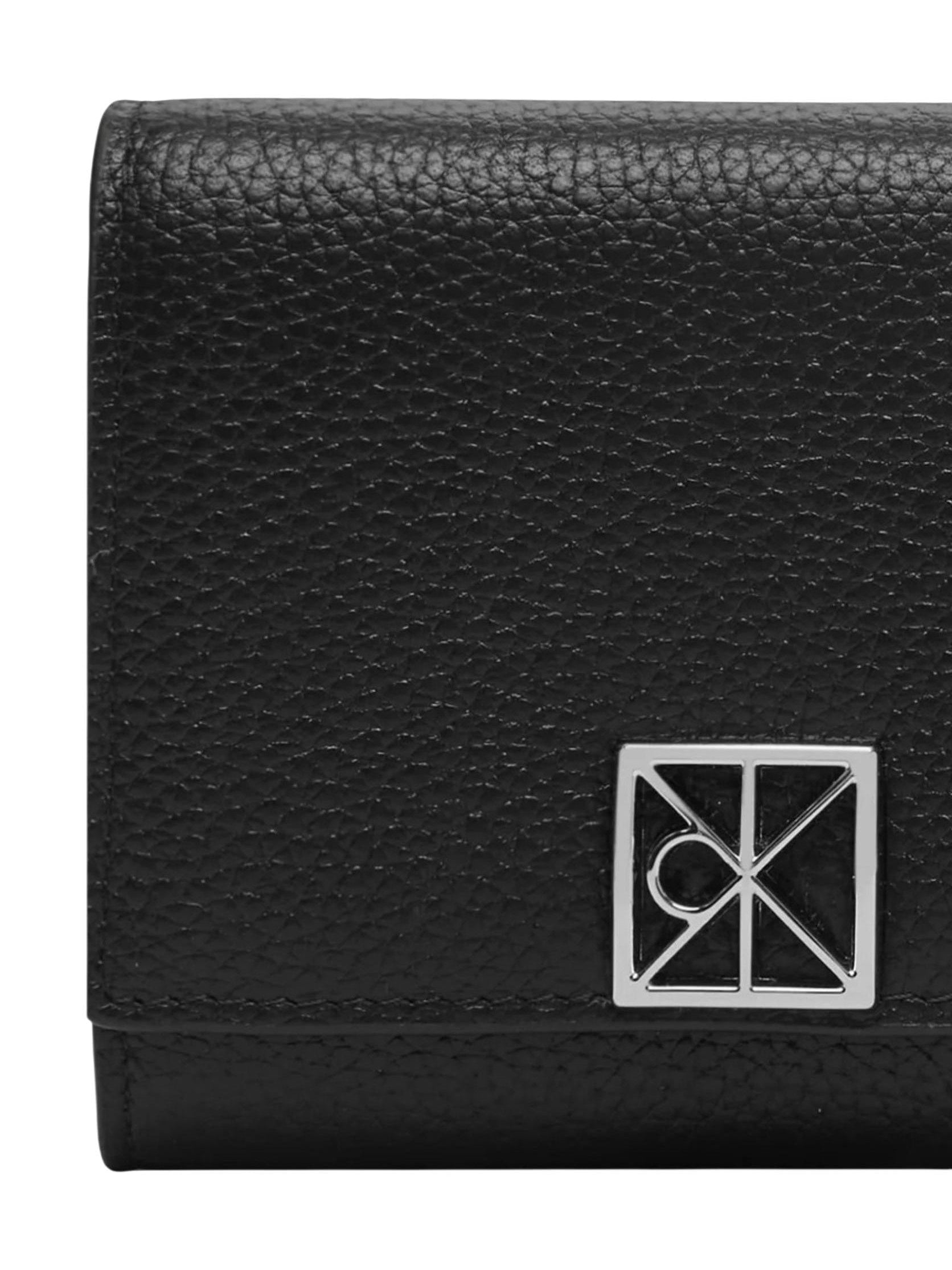 Calvin Klein · Портфейл · EMBLEM HW PEBBLE TRIFOLD W/ZIP | DontMiss.bg
