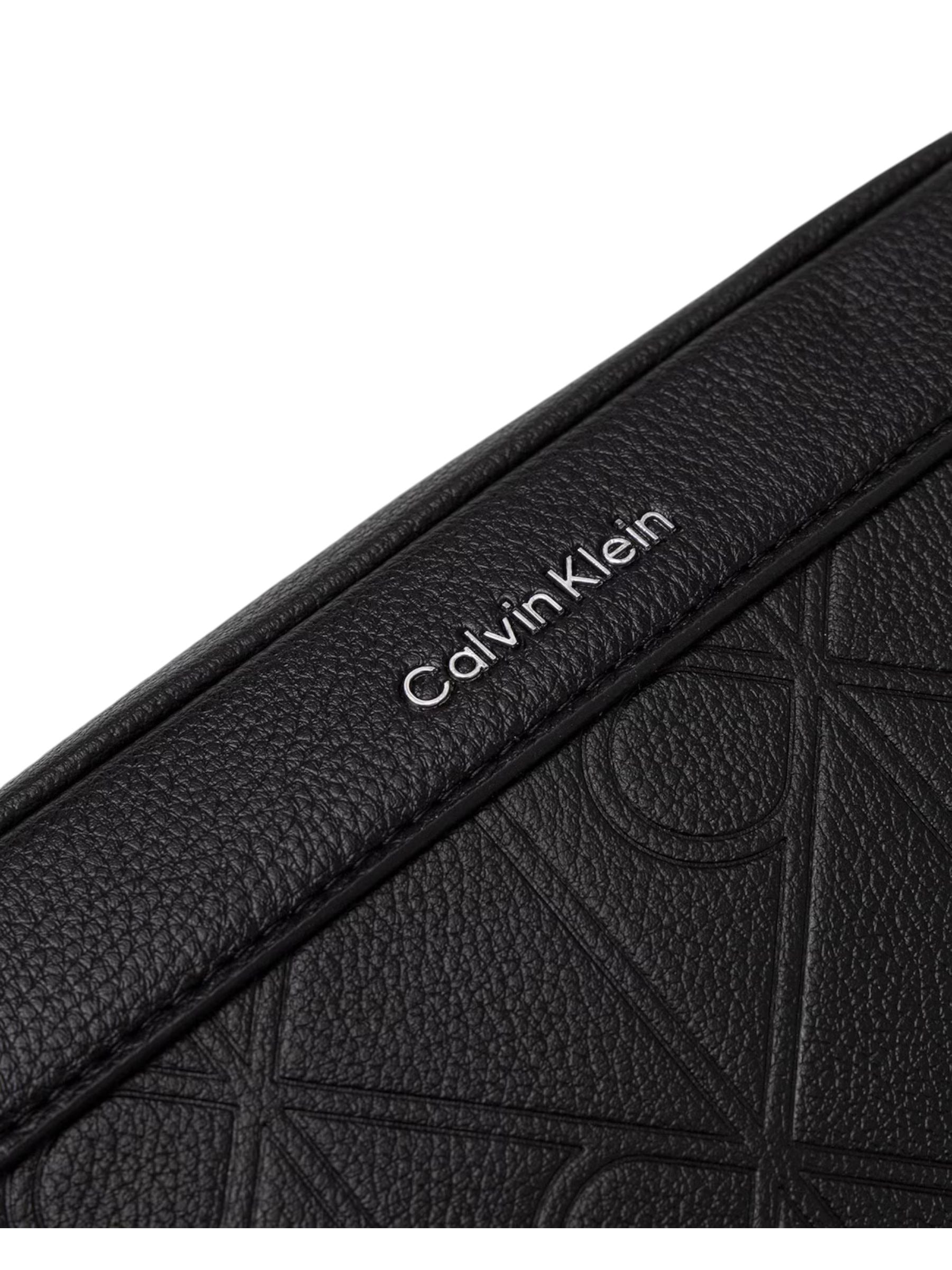 Calvin Klein · Чанта · XL EMBLEM AOP EMBO?SS POUCH W/ H | DontMiss.bg
